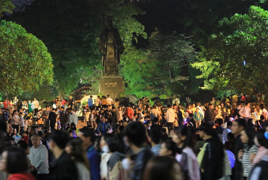 Hà Nội chào đón năm mới 2024 - Ảnh 9. Hà Nội chào đón năm mới 2024 - Ảnh 9.