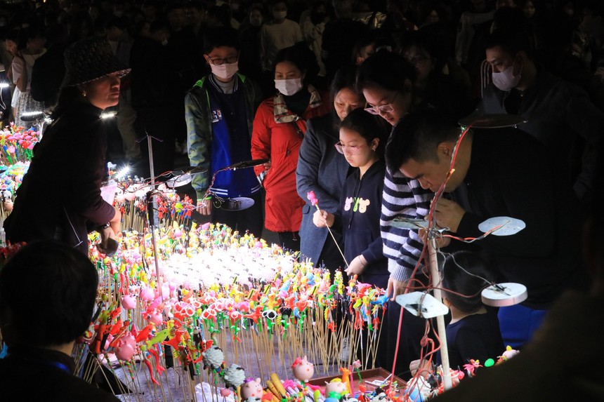 Hà Nội chào đón năm mới 2024 - Ảnh 4. Hà Nội chào đón năm mới 2024 - Ảnh 4.