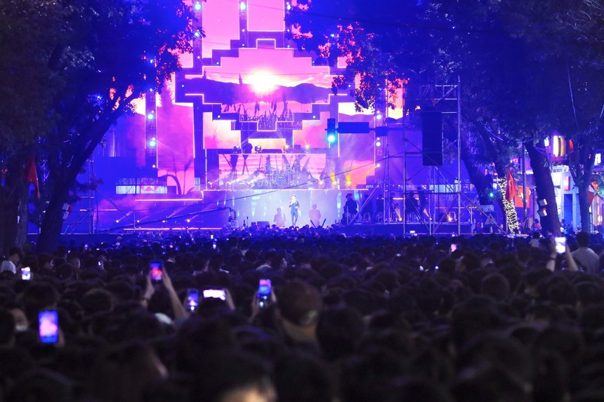 Hà Nội chào đón năm mới 2024 - Ảnh 6. Hà Nội chào đón năm mới 2024 - Ảnh 6.