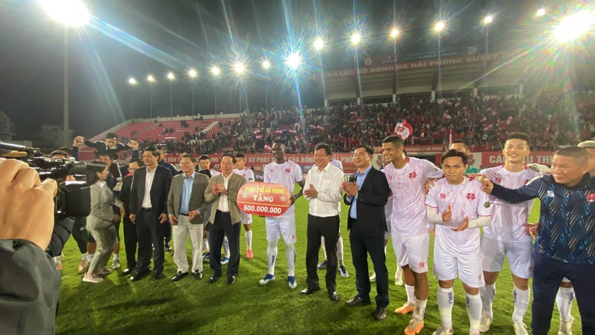 Thắng thuyết phục CAHN, Hải Phòng nhận thưởng nóng rất hậu hĩnh - Ảnh 3. Thắng thuyết phục CAHN, Hải Phòng nhận thưởng nóng rất hậu hĩnh - Ảnh 3.