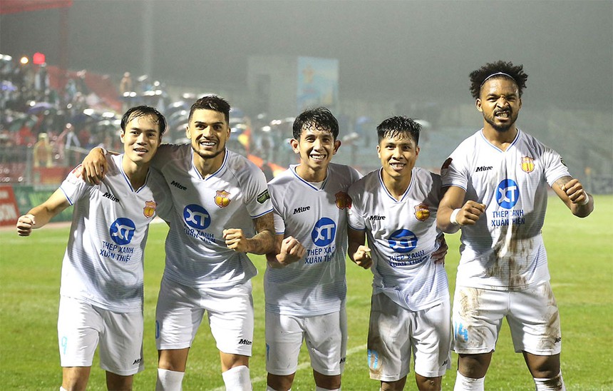 Kết quả bóng đá V-League 2023/24 vòng 5: Nam Định mất điểm trước CAHN? - Ảnh 2. Kết quả bóng đá V-League 2023/24 vòng 5: Nam Định mất điểm trước CAHN? - Ảnh 2.