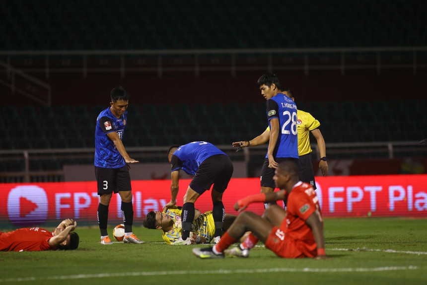 Patrik Lê Giang đổ máu bảo vệ trận thắng của CLB TP.HCM  - Ảnh 1.