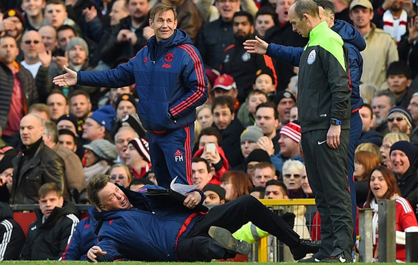 Pep Guardiola ngã lăn ra đất sau bàn thua của Man City, người hâm mộ ví với Van Gaal ở MU - Ảnh 3. Pep Guardiola ngã lăn ra đất sau bàn thua của Man City, người hâm mộ ví với Van Gaal ở MU - Ảnh 3.