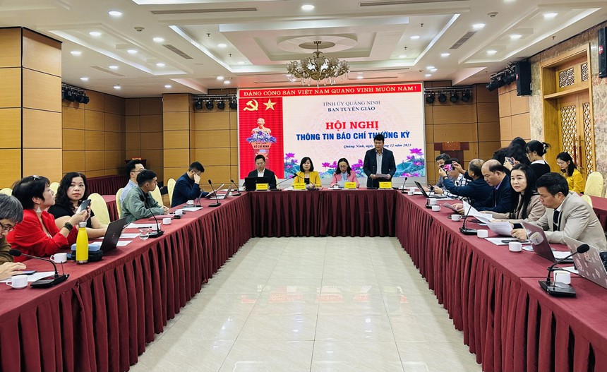 Thành phố Hạ Long chào năm mới 2024 bằng lễ kỷ niệm 'sinh nhật' 30 năm - Ảnh 1.