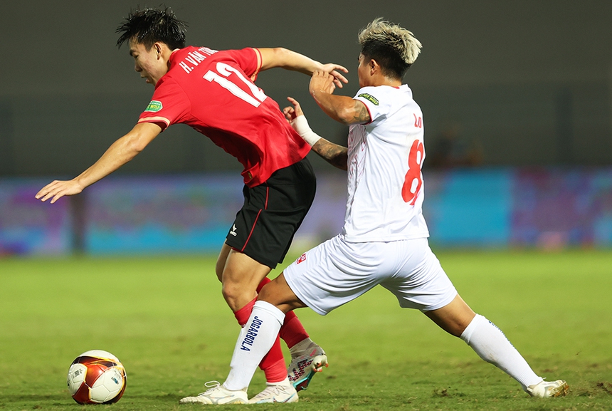 Dùng cầu thủ trẻ, sao vẹn đôi đường? - Ảnh 1.