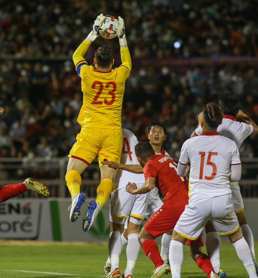 Văn Lâm 'bay lượn như chim' giữ sạch lưới cho ĐT Việt Nam trong ngày mang băng đội trưởng, HLV đối thủ phải thốt lên một điều - Ảnh 3.