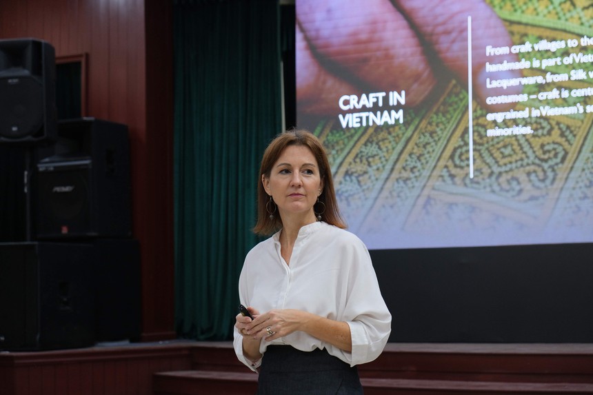 Workshop 'Dệt may mã hóa: Câu chuyện khâu vá về tương lai di sản' - khám phá sự tích hợp công nghệ với nghề thủ công truyền thống - Ảnh 1. Workshop 'Dệt may mã hóa: Câu chuyện khâu vá về tương lai di sản' - khám phá sự tích hợp công nghệ với nghề thủ công truyền thống - Ảnh 1.