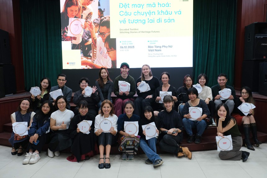 Workshop 'Dệt may mã hóa: Câu chuyện khâu vá về tương lai di sản' - khám phá sự tích hợp công nghệ với nghề thủ công truyền thống - Ảnh 5. Workshop 'Dệt may mã hóa: Câu chuyện khâu vá về tương lai di sản' - khám phá sự tích hợp công nghệ với nghề thủ công truyền thống - Ảnh 5.