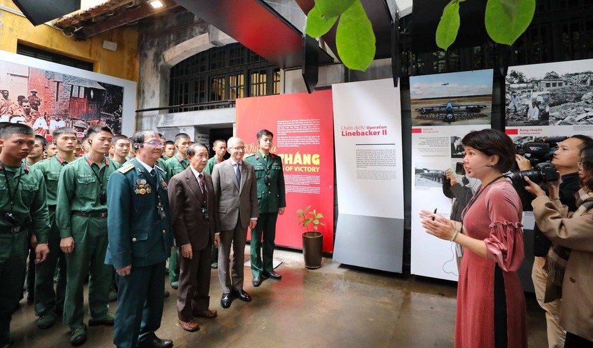 Trưng bày chuyên đề 'Thang âm cuộc chiến': Chia sẻ xúc động của con trai cựu phi công Mỹ bị giam ở Nhà tù Hỏa Lò - Ảnh 2. Trưng bày chuyên đề 'Thang âm cuộc chiến': Chia sẻ xúc động của con trai cựu phi công Mỹ bị giam ở Nhà tù Hỏa Lò - Ảnh 2.