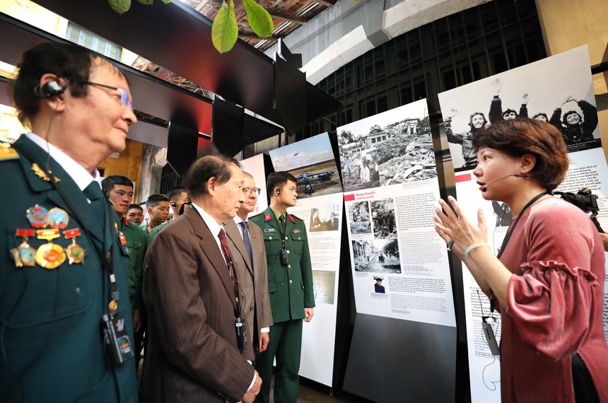 Trưng bày chuyên đề 'Thang âm cuộc chiến': Chia sẻ xúc động của con trai cựu phi công Mỹ bị giam ở Nhà tù Hỏa Lò - Ảnh 3. Trưng bày chuyên đề 'Thang âm cuộc chiến': Chia sẻ xúc động của con trai cựu phi công Mỹ bị giam ở Nhà tù Hỏa Lò - Ảnh 3.