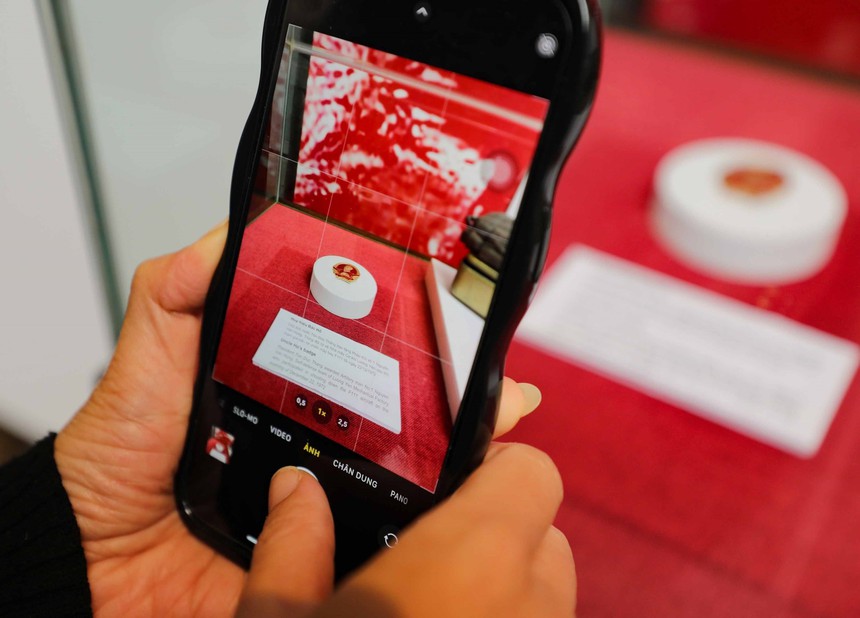 Trưng bày chuyên đề 'Thang âm cuộc chiến': Chia sẻ xúc động của con trai cựu phi công Mỹ bị giam ở Nhà tù Hỏa Lò - Ảnh 1. Trưng bày chuyên đề 'Thang âm cuộc chiến': Chia sẻ xúc động của con trai cựu phi công Mỹ bị giam ở Nhà tù Hỏa Lò - Ảnh 1.