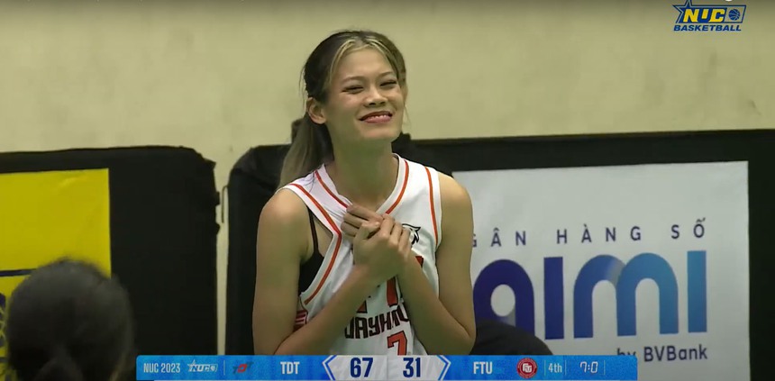 Pha ghi điểm 'cười ra nước mắt' ở giải vô địch bóng rổ sinh viên toàn quốc - Ảnh 6.