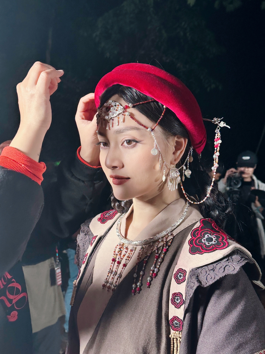 Lan Phương phải 'chạy thục mạng' khi quay bộ phim 'Tết ở làng địa ngục'  - Ảnh 3.