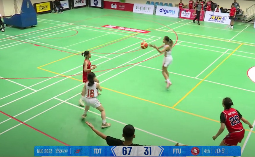 Pha ghi điểm 'cười ra nước mắt' ở giải vô địch bóng rổ sinh viên toàn quốc - Ảnh 3.