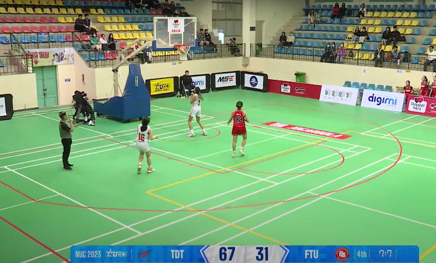 Pha ghi điểm 'cười ra nước mắt' ở giải vô địch bóng rổ sinh viên toàn quốc - Ảnh 5.