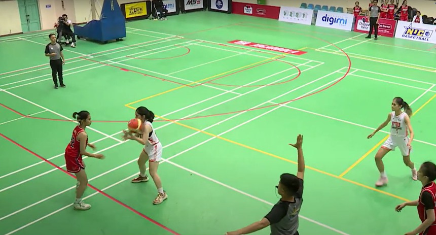 Pha ghi điểm 'cười ra nước mắt' ở giải vô địch bóng rổ sinh viên toàn quốc - Ảnh 2.
