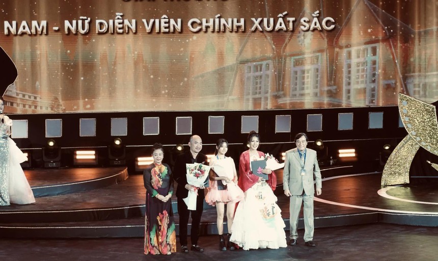 Xem 'Mẹ ơi, Bướm đây!': Một bộ ba tuyệt vời - Ảnh 2. Xem 'Mẹ ơi, Bướm đây!': Một bộ ba tuyệt vời - Ảnh 2.