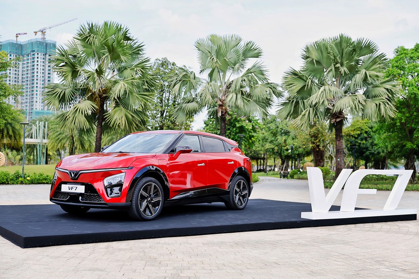 Vì đâu thiết kế VF7 được "khen nức nở" khi ra mắt? - Ảnh 1.