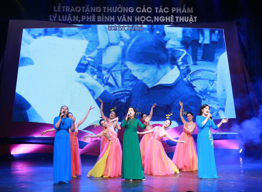 Trao Tặng thưởng các tác phẩm lý luận, phê bình văn học, nghệ thuật xuất bản năm 2022 - Ảnh 1.