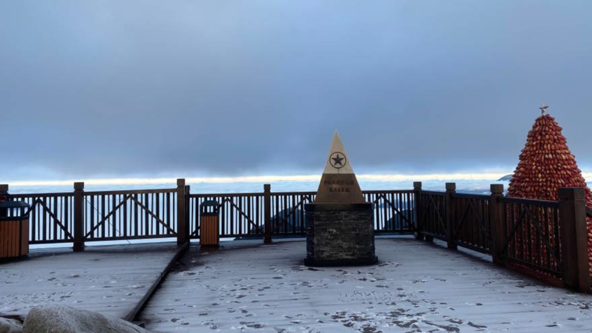 Nhiệt độ xuống mức âm, đỉnh Fansipan xuất hiện sương muối - Ảnh 1. Nhiệt độ xuống mức âm, đỉnh Fansipan xuất hiện sương muối - Ảnh 1.