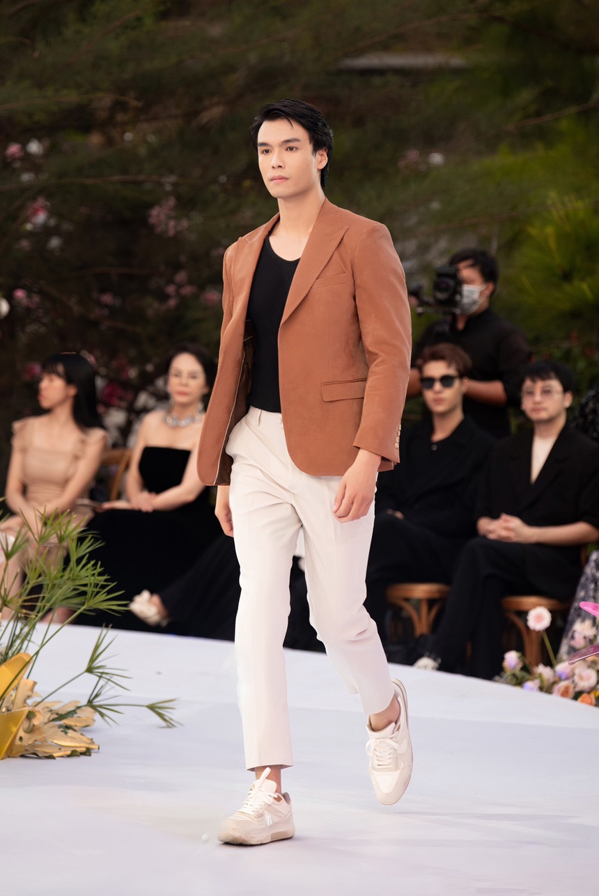 VĐV Đỗ Kim Phúc tâng bóng trên sàn diễn thời trang, chung sân khấu với Lâm Bảo Châu, Thuận Nguyễn - Ảnh 16. VĐV Đỗ Kim Phúc tâng bóng trên sàn diễn thời trang, chung sân khấu với Lâm Bảo Châu, Thuận Nguyễn - Ảnh 16.