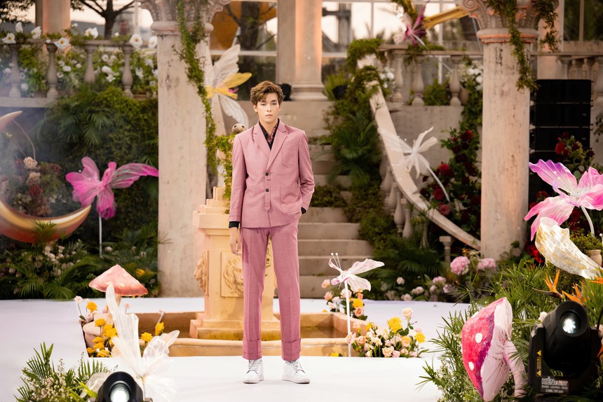 VĐV Đỗ Kim Phúc tâng bóng trên sàn diễn thời trang, chung sân khấu với Lâm Bảo Châu, Thuận Nguyễn - Ảnh 17. VĐV Đỗ Kim Phúc tâng bóng trên sàn diễn thời trang, chung sân khấu với Lâm Bảo Châu, Thuận Nguyễn - Ảnh 17.