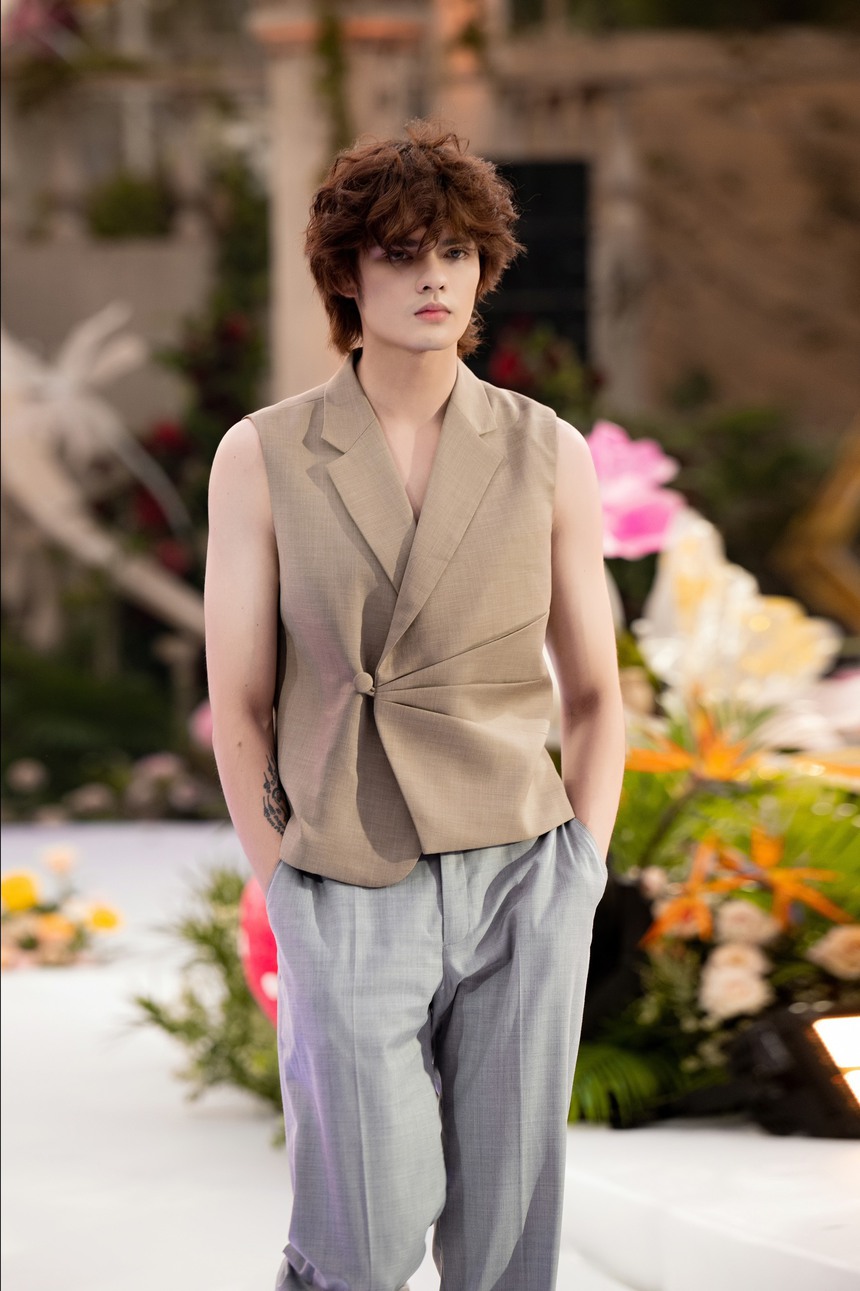 VĐV Đỗ Kim Phúc tâng bóng trên sàn diễn thời trang, chung sân khấu với Lâm Bảo Châu, Thuận Nguyễn - Ảnh 18. VĐV Đỗ Kim Phúc tâng bóng trên sàn diễn thời trang, chung sân khấu với Lâm Bảo Châu, Thuận Nguyễn - Ảnh 18.