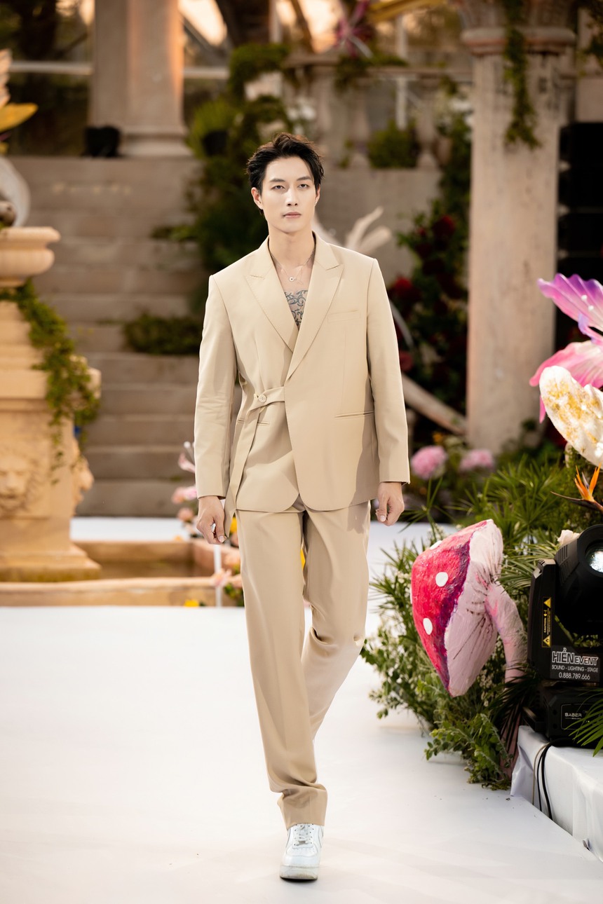 VĐV Đỗ Kim Phúc tâng bóng trên sàn diễn thời trang, chung sân khấu với Lâm Bảo Châu, Thuận Nguyễn - Ảnh 10. VĐV Đỗ Kim Phúc tâng bóng trên sàn diễn thời trang, chung sân khấu với Lâm Bảo Châu, Thuận Nguyễn - Ảnh 10.