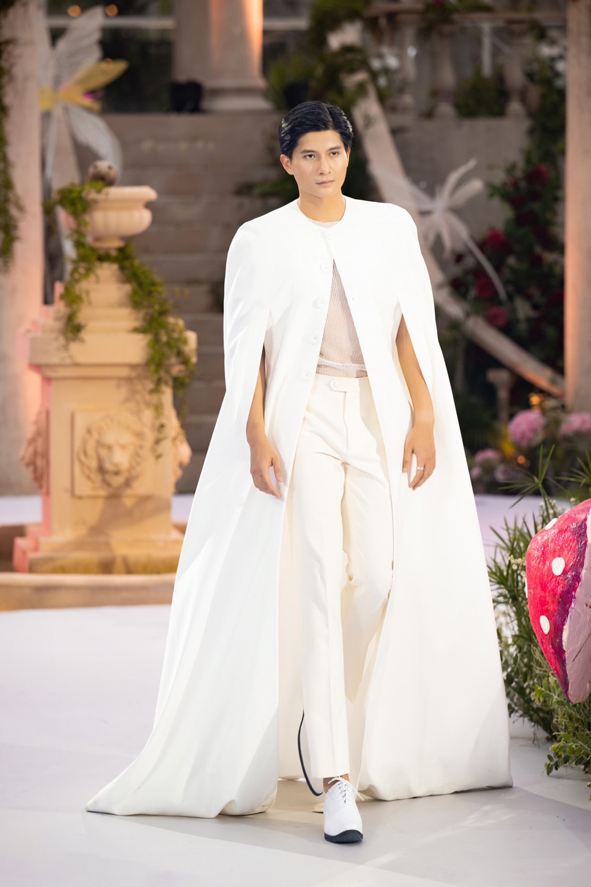 VĐV Đỗ Kim Phúc tâng bóng trên sàn diễn thời trang, chung sân khấu với Lâm Bảo Châu, Thuận Nguyễn - Ảnh 4. VĐV Đỗ Kim Phúc tâng bóng trên sàn diễn thời trang, chung sân khấu với Lâm Bảo Châu, Thuận Nguyễn - Ảnh 4.