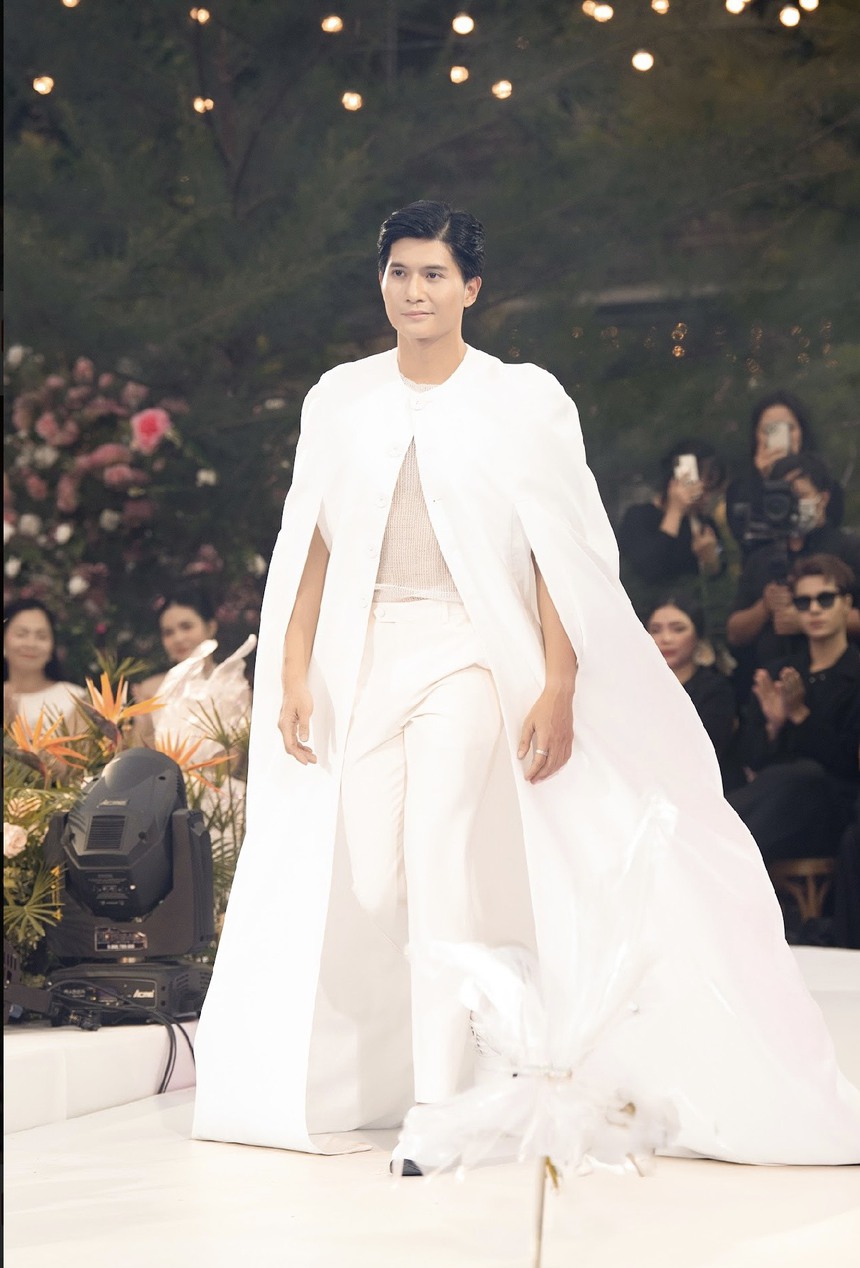 VĐV Đỗ Kim Phúc tâng bóng trên sàn diễn thời trang, chung sân khấu với Lâm Bảo Châu, Thuận Nguyễn - Ảnh 5. VĐV Đỗ Kim Phúc tâng bóng trên sàn diễn thời trang, chung sân khấu với Lâm Bảo Châu, Thuận Nguyễn - Ảnh 5.