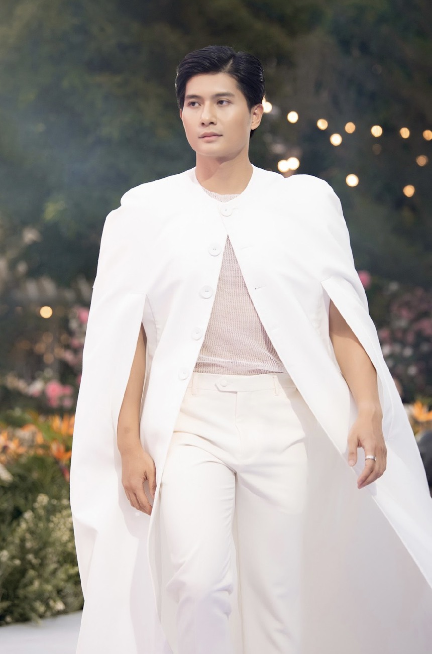 VĐV Đỗ Kim Phúc tâng bóng trên sàn diễn thời trang, chung sân khấu với Lâm Bảo Châu, Thuận Nguyễn - Ảnh 6. VĐV Đỗ Kim Phúc tâng bóng trên sàn diễn thời trang, chung sân khấu với Lâm Bảo Châu, Thuận Nguyễn - Ảnh 6.