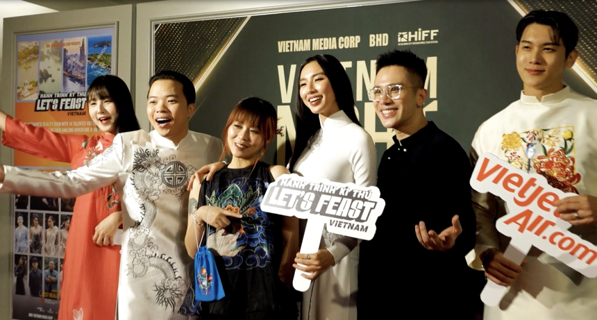 Let's Feast Vietnam hé lộ 2 tập đặc biệt: Hoa hậu Thuỳ Tiên, Dino Vũ... khám phá Hàn Quốc - Ảnh 1. Let's Feast Vietnam hé lộ 2 tập đặc biệt: Hoa hậu Thuỳ Tiên, Dino Vũ... khám phá Hàn Quốc - Ảnh 1.