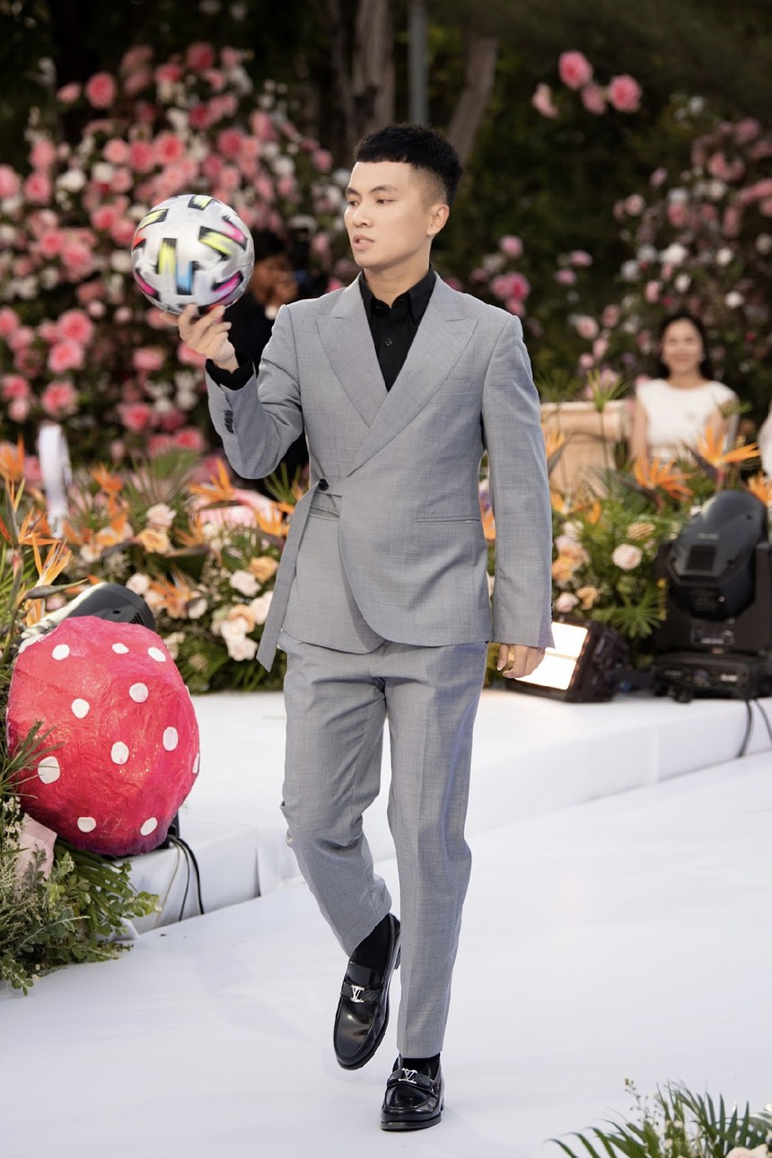 VĐV Đỗ Kim Phúc tâng bóng trên sàn diễn thời trang, chung sân khấu với Lâm Bảo Châu, Thuận Nguyễn - Ảnh 1. VĐV Đỗ Kim Phúc tâng bóng trên sàn diễn thời trang, chung sân khấu với Lâm Bảo Châu, Thuận Nguyễn - Ảnh 1.