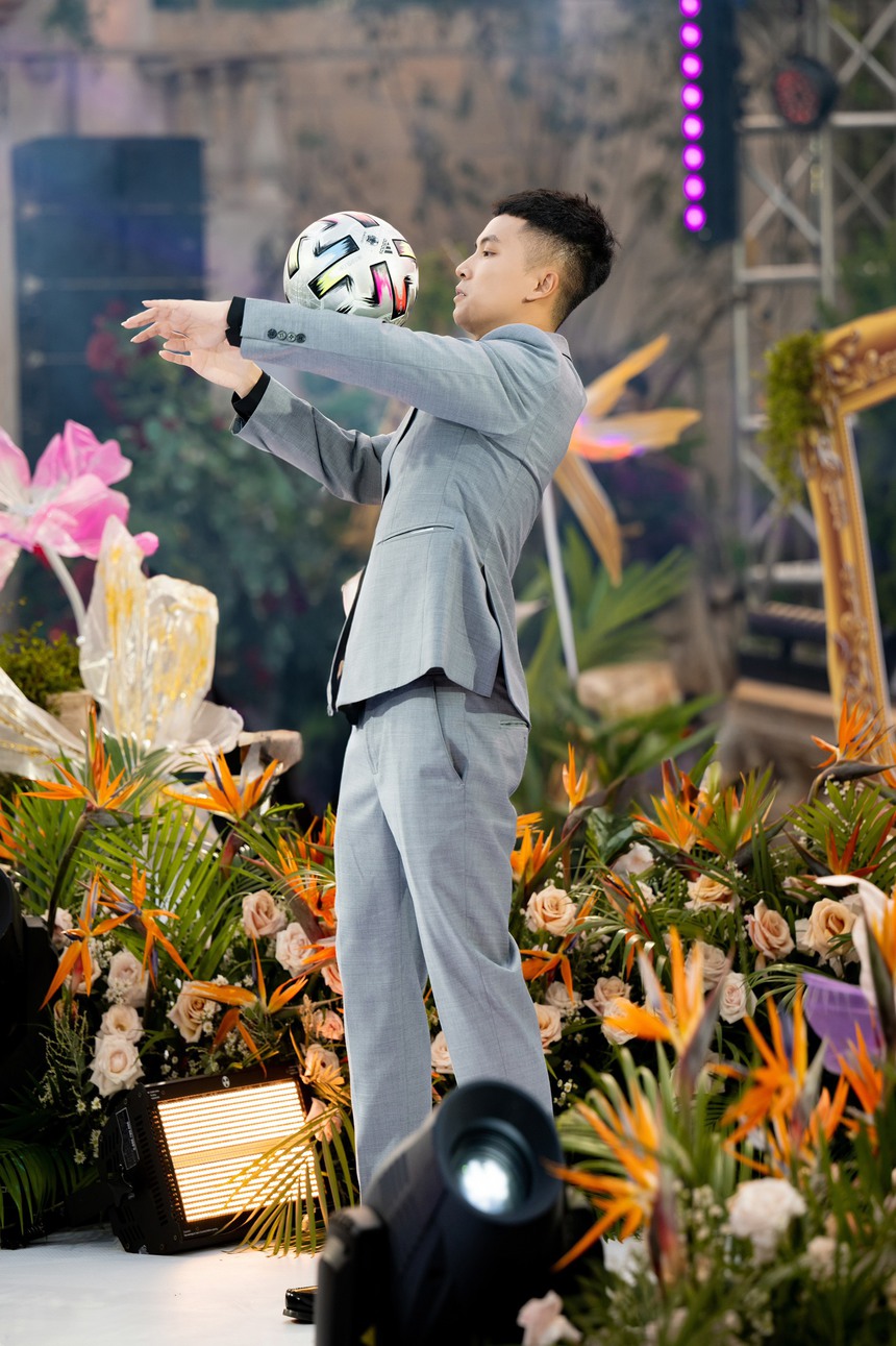 VĐV Đỗ Kim Phúc tâng bóng trên sàn diễn thời trang, chung sân khấu với Lâm Bảo Châu, Thuận Nguyễn - Ảnh 2. VĐV Đỗ Kim Phúc tâng bóng trên sàn diễn thời trang, chung sân khấu với Lâm Bảo Châu, Thuận Nguyễn - Ảnh 2.
