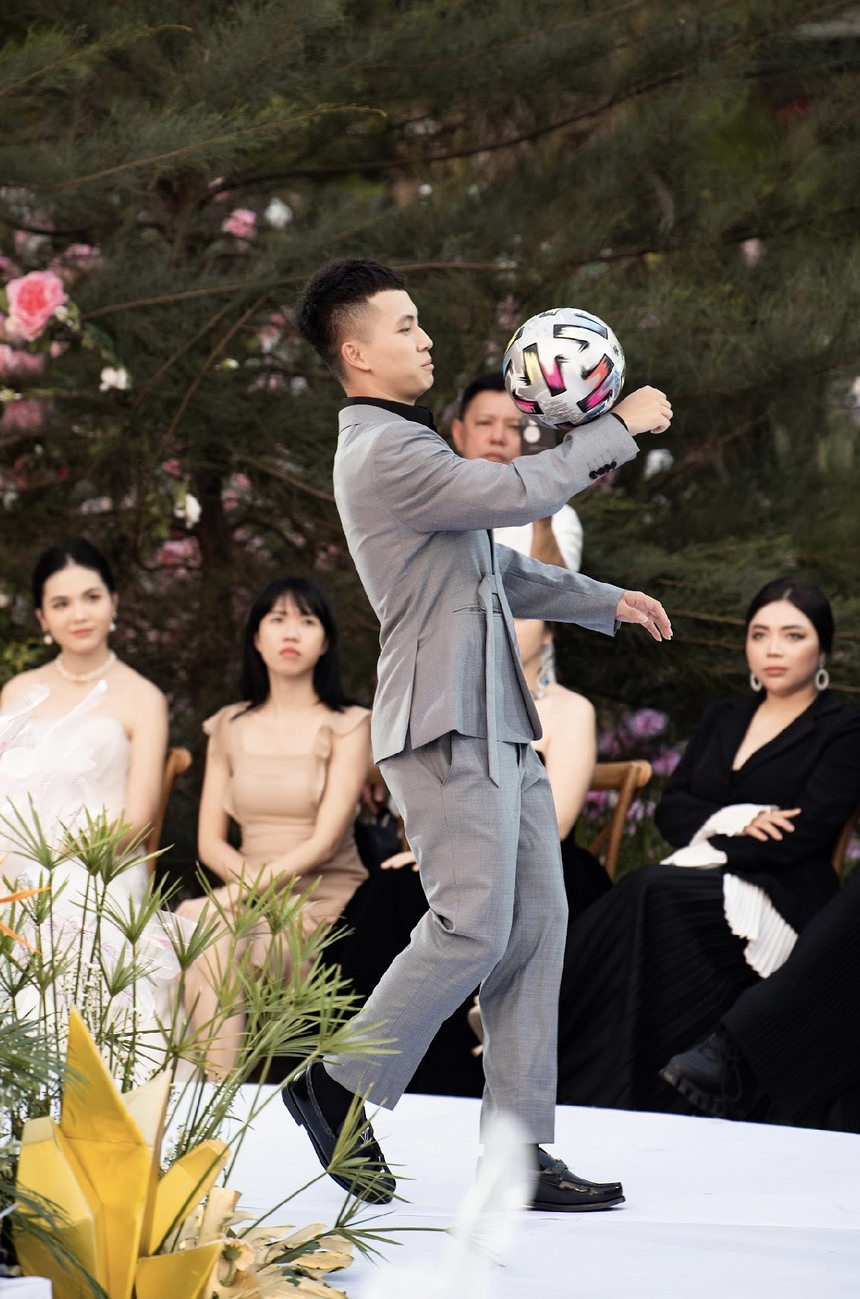 VĐV Đỗ Kim Phúc tâng bóng trên sàn diễn thời trang, chung sân khấu với Lâm Bảo Châu, Thuận Nguyễn - Ảnh 3. VĐV Đỗ Kim Phúc tâng bóng trên sàn diễn thời trang, chung sân khấu với Lâm Bảo Châu, Thuận Nguyễn - Ảnh 3.