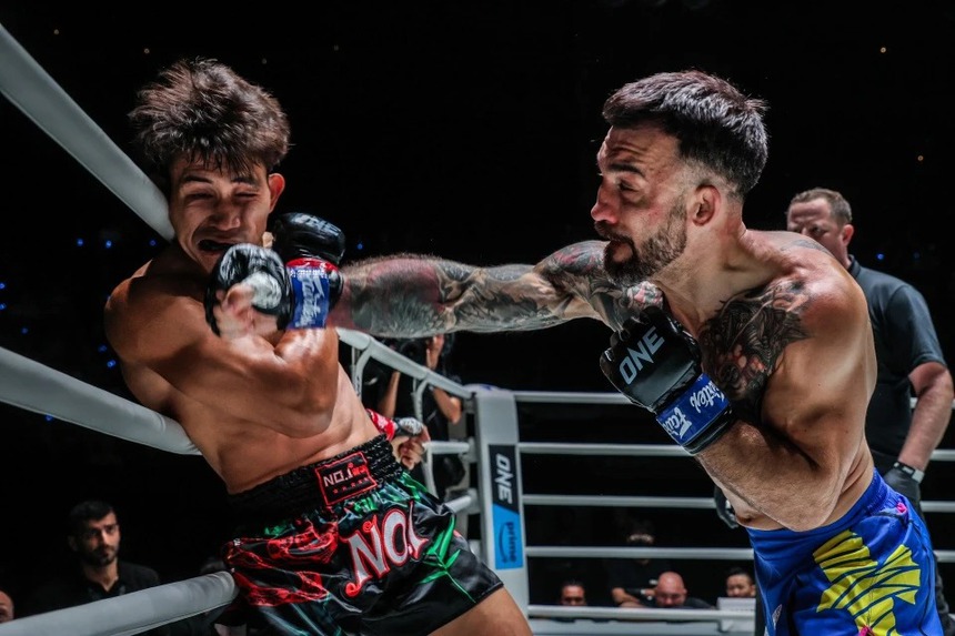 Xót xa 'Độc cô cầu bại' Nguyễn Trần Duy Nhất bị đấm trúng mặt, gục xuống sàn bất động trước 'quái vật' Bosnia - Ảnh 3.