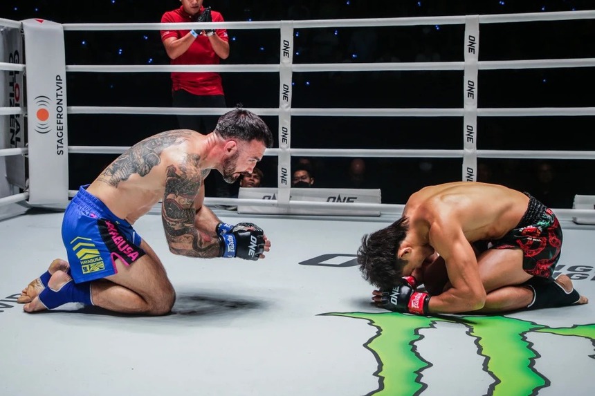 Xót xa 'Độc cô cầu bại' Nguyễn Trần Duy Nhất bị đấm trúng mặt, gục xuống sàn bất động trước 'quái vật' Bosnia - Ảnh 5.