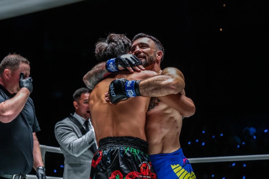 Xót xa 'Độc cô cầu bại' Nguyễn Trần Duy Nhất bị đấm trúng mặt, gục xuống sàn bất động trước 'quái vật' Bosnia - Ảnh 6.