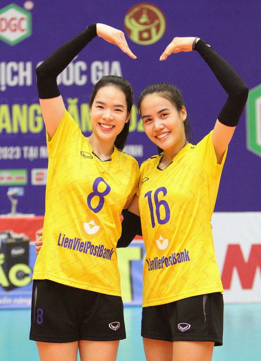 'Song Thúy' của bóng chuyền Việt Nam gây ngỡ ngàng với nhan sắc thần tiên tỉ tỉ tại lễ tổng kết ăn mừng chức vô địch - Ảnh 5.