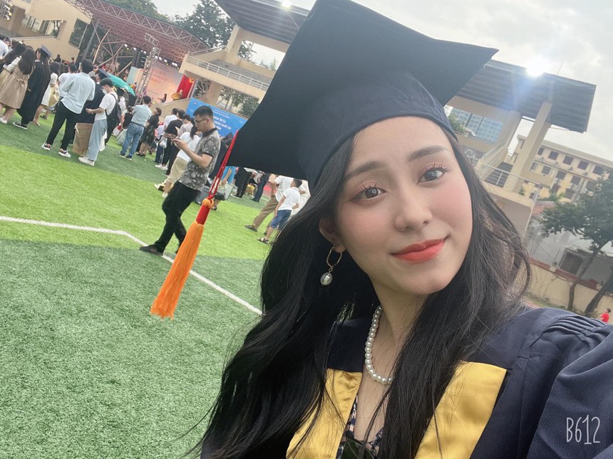 Minh Thu - "cô giáo Vật lý" tai tiếng nhất MXH giờ thế nào: Xuất hiện với vẻ ngoài khác lạ, rộ tin đã bỏ nghề dạy học?  - Ảnh 4.