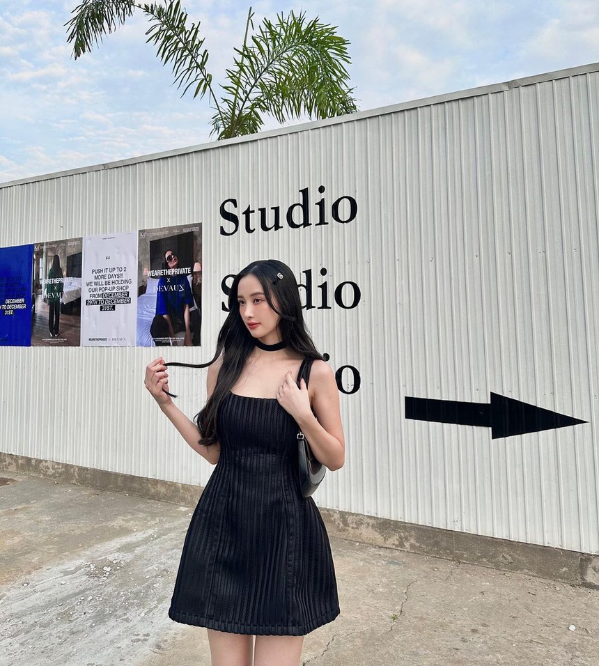 Đồ local brand được mỹ nhân Việt diện tuần qua: nhiều nàng chuộng thiết kế kín đáo, giá thành đa dạng vừa túi tiền - Ảnh 4. Đồ local brand được mỹ nhân Việt diện tuần qua: nhiều nàng chuộng thiết kế kín đáo, giá thành đa dạng vừa túi tiền - Ảnh 4.