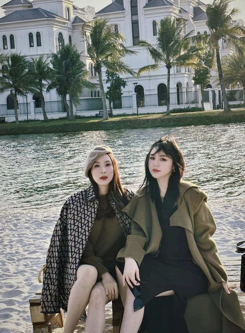 Đọ sắc bên đàn em kém 12 tuổi, Hồng Diễm vẫn chiếm trọn 'spotlight' nhờ gương mặt 'phát sáng' - Ảnh 1. Đọ sắc bên đàn em kém 12 tuổi, Hồng Diễm vẫn chiếm trọn 'spotlight' nhờ gương mặt 'phát sáng' - Ảnh 1.