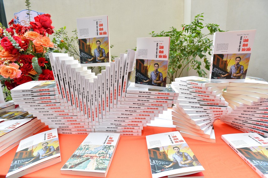 Ra mắt tập 2 bộ tiểu thuyết 'Nước non vạn dặm' về Chủ tịch Hồ Chí Minh - Ảnh 1. Ra mắt tập 2 bộ tiểu thuyết 'Nước non vạn dặm' về Chủ tịch Hồ Chí Minh - Ảnh 1.