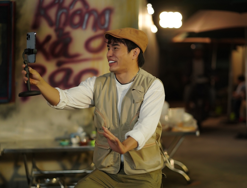 'Nhà bà Nữ' bán 5 triệu vé, Lê Dương Bảo Lâm nói gì khi bị Trấn Thành "chỉnh" ngay trên phim trường - Ảnh 3. 'Nhà bà Nữ' bán 5 triệu vé, Lê Dương Bảo Lâm nói gì khi bị Trấn Thành "chỉnh" ngay trên phim trường - Ảnh 3.