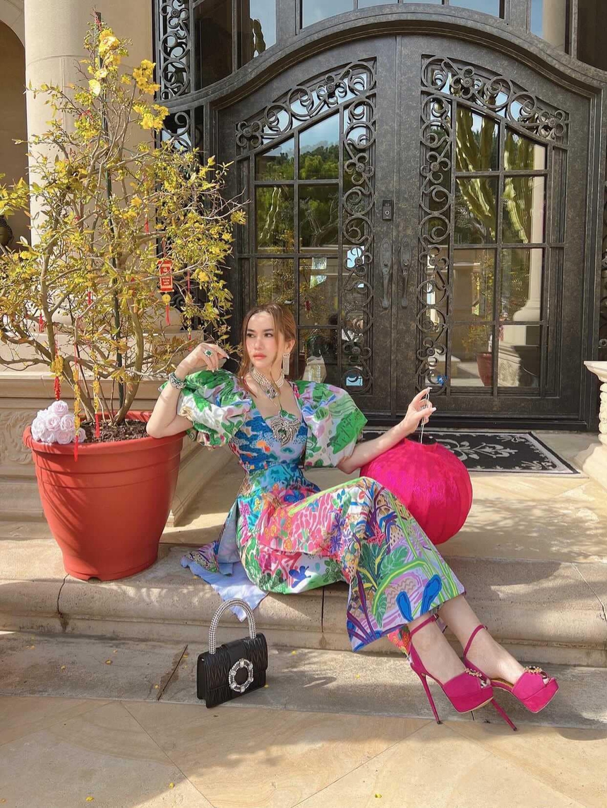 Hé lộ visual toát ra “mùi tiền” của nữ tỷ phú gốc Việt qua camera thường: Vòng cổ lấp lánh, thần thái sang chảnh! - Ảnh 7.