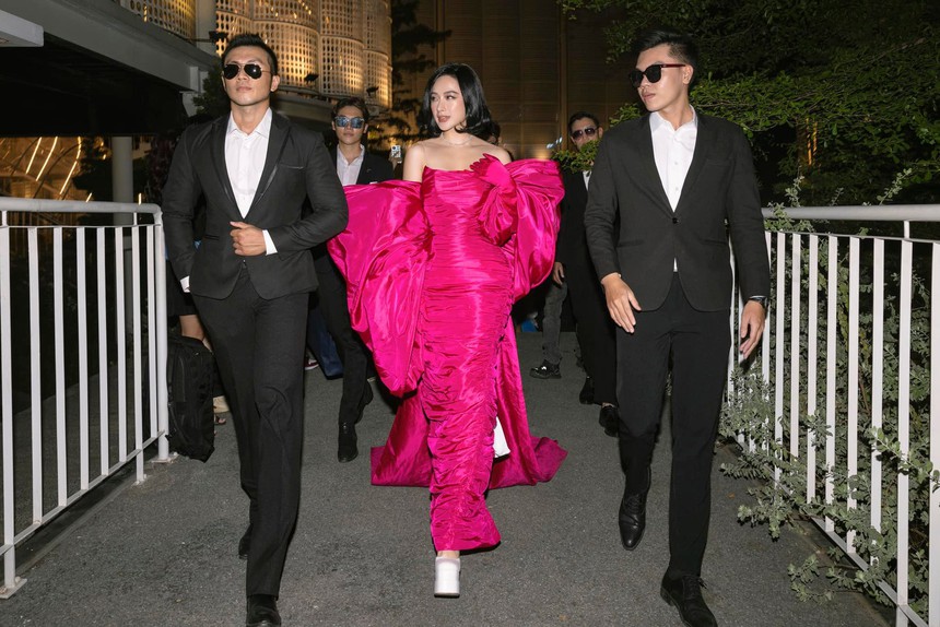 'Dằn mặt' thiên hạ, Angela Phương Trinh xuất hiện giữa sự kiện với tấm váy như đang... đập cánh giữa không trung - Ảnh 4.