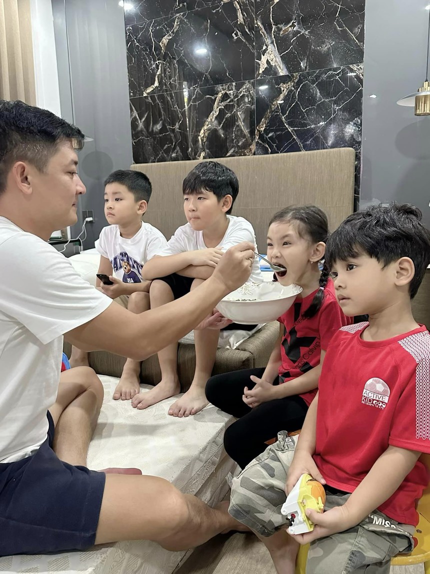 Hải Băng đối xử với con riêng của chồng như thế nào?  - Ảnh 3.