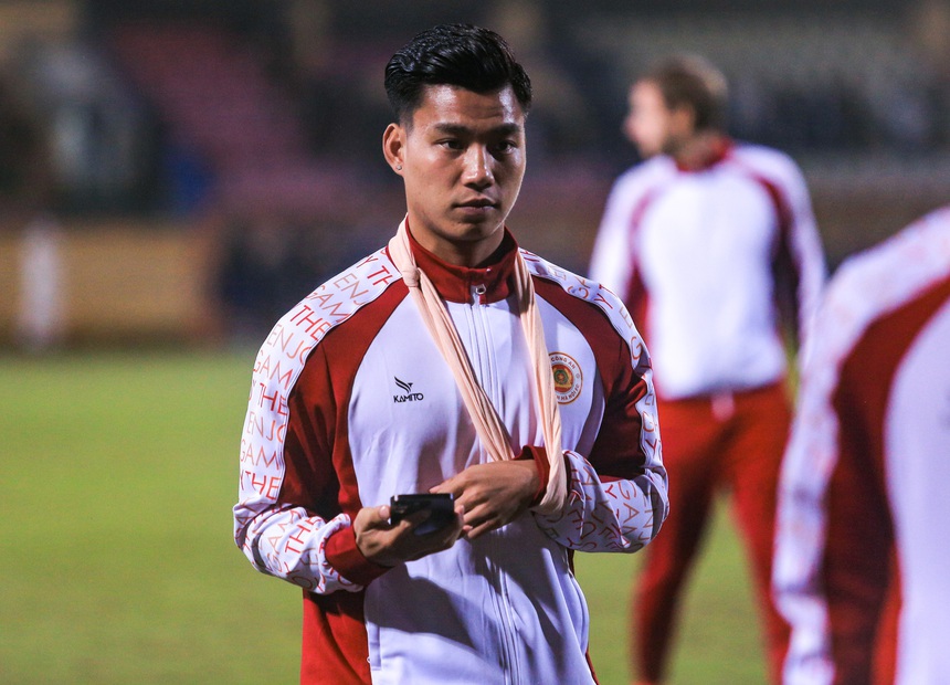 Cầu thủ Hà Nội FC ôm nhau ăn mừng sau chiến thắng kịch tính trước CLB CAHN - Ảnh 7.