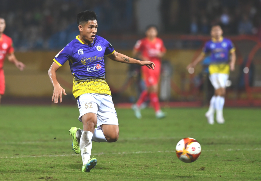 Bùi Hoàng Việt rách tất, bầm trán sau va chạm trong trận đấu với CLB Hà Nội - Ảnh 9. Bùi Hoàng Việt rách tất, bầm trán sau va chạm trong trận đấu với CLB Hà Nội - Ảnh 9.