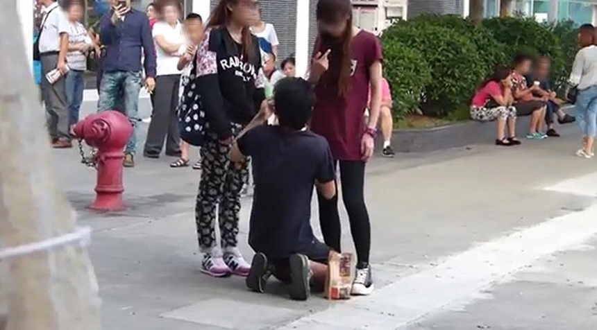 Xin lỗi bạn gái nhiều lần không được, chàng trai có hành động lạ giữa đường phố mặc kệ bao người nhìn - Ảnh 4.